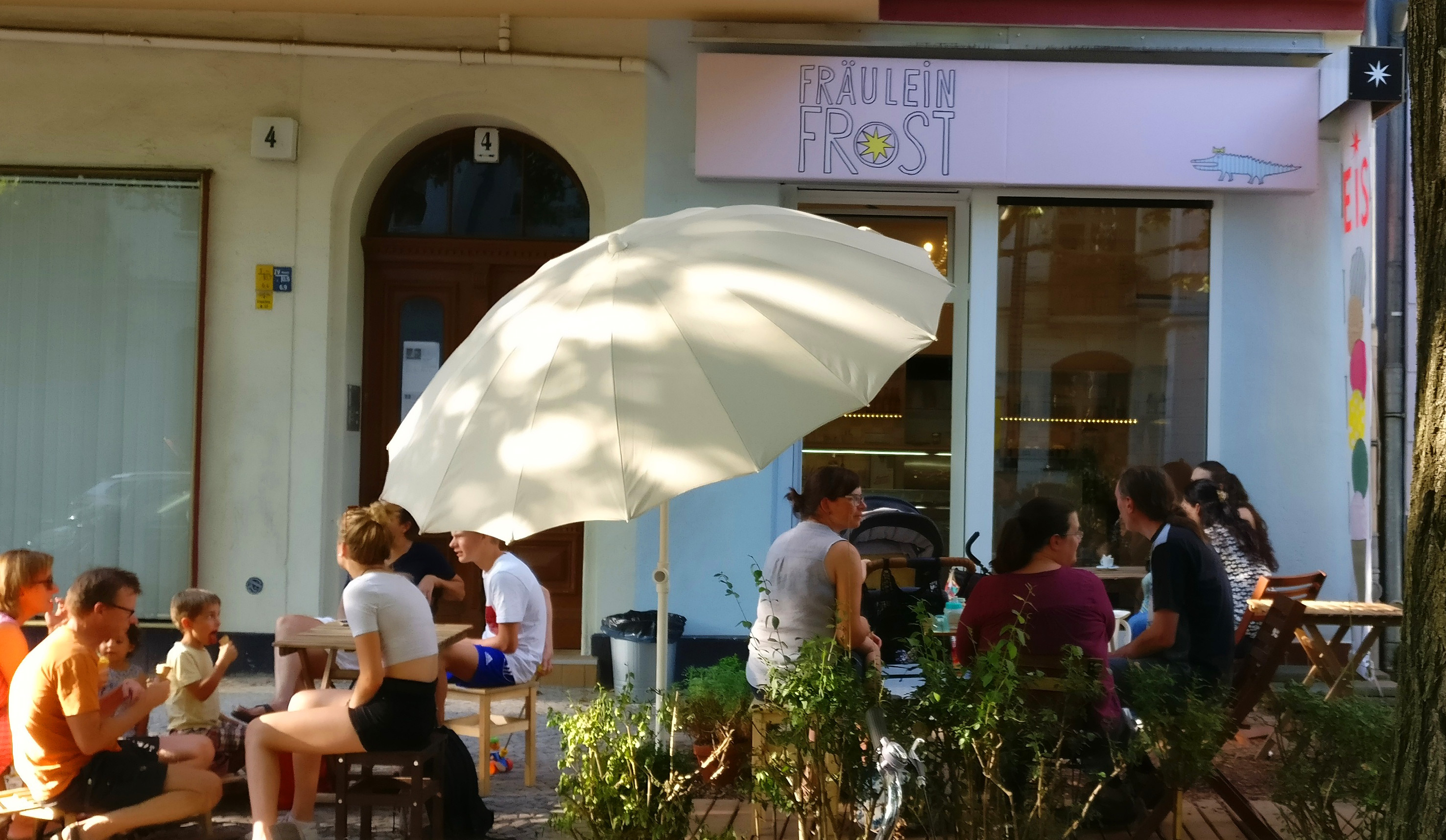 FF-3 Fräulein Frost Eis Eiscafé Eisdiele Beckerstr. 4, 12157 Berlin Christian Bennat 2018 Leute